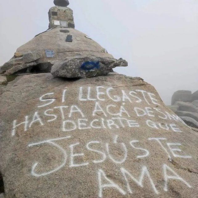 Las pintadas fueron descubiertas en la primera hora del domingo por un grupo de guías y montañistas.