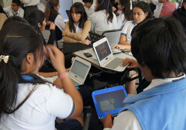 Cambio cultural. Las especialistas hicieron hincapié en la escuela como espacio en el cual formar ciudadanos digitales y promover relaciones igualitarias entre varones y mujeres.