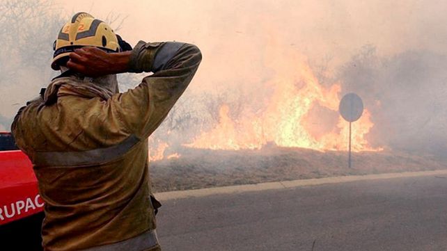 Diez aviones hidrantes y 300 bomberos actúan en los incendios en Córdoba