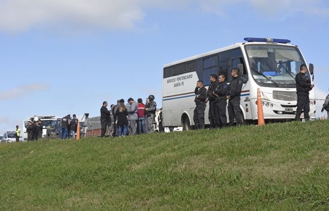 Kilómetro 3. Nueve de los 13 presos que iban en el móvil se abalanzaron sobre los carceleros para poder escapar.