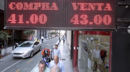 Otra vez en alza, el dólar cerró la semana en 43 pesos