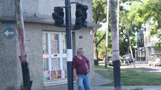 Uriburu y Santiago. Los vecinos ya esperan que comience el funcionamiento de los nuevos semáforos.