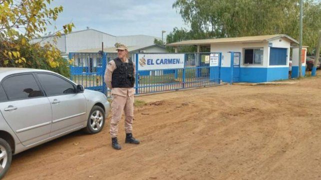 Prefectura Naval Argentina allanó la fábrica de jugos “El Carmen” en 2022 para proceder a la extracción de muestras de aguas residuales.