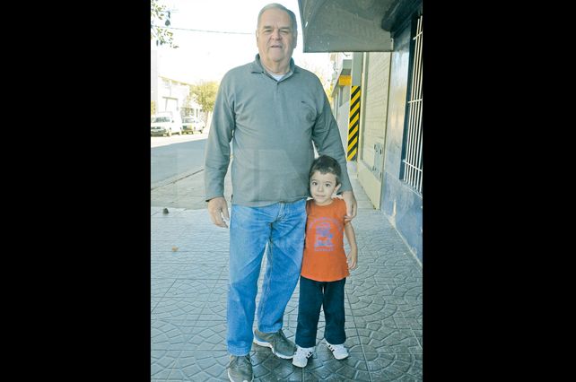 Visita al quiosco. Carlos le da a Manuel todos los gustos y el pequeño