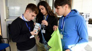 Estudiantes de dos escuelas de Rosario construirán satélites del tamaño de una lata