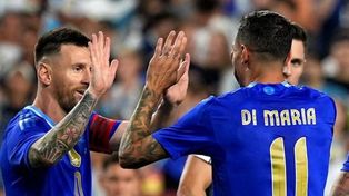 Leo Messi y Angelito Di María, la sociedad que enciende la ilusión de repetir el título de la Copa Argentina, festejan el cuarto ante Guatemala.