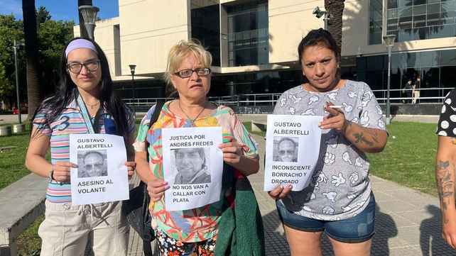Familiares de Fredes este lunes frente al Centro de Justicia Penal donde se realizó la audiencia de imputación al responsable del choque.&nbsp;
