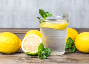 ¿El agua caliente con limón es realmente buena para la salud?