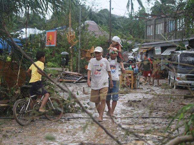 El tifón Pablo dejó casi 300 muertos y cientos de desaparecidos en Filipinas