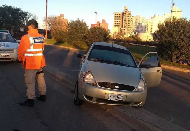 Perdió el control del auto al salir del Colgante, cruzó de carril y no se hizo ni un rasguño