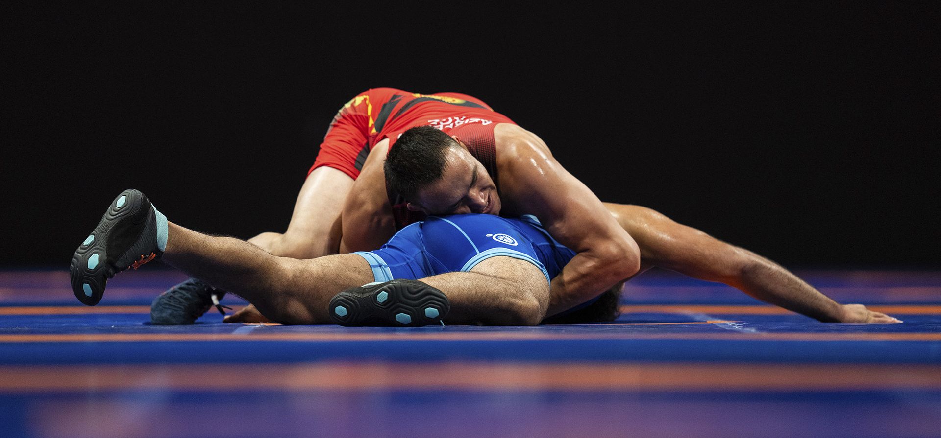 Azisbekov Atabek, de Kirguistán, y Sunil Kumar, de la India, compiten durante el partido por la medalla de bronce de lucha grecorromana masculina de 87 kg en los 19º Juegos Asiáticos en Hangzhou, China, el miércoles 4 de octubre de 2023. (Foto AP/Louise Delmotte) Azisbekov Atabek, de Kirguistán, y Sunil Kumar, de la India, compiten durante el partido por la medalla de bronce de lucha grecorromana masculina de 87 kg en los 19º Juegos Asiáticos en Hangzhou, China, el miércoles 4 de octubre de 2023. (Foto AP/Louise Delmotte)