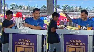 Carlos Tevez se negó a firmarle una camiseta a un niño porque era de River Plate.
