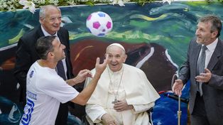 El papa Francisco y el presidente de Scholas Occurrentes, José María Del Corral (izquierda), observan al capitán de Newells Old Boys, el mediocampista argentino Maxi Rodríguez, haciendo malabarismos con un balón de fútbol en el lanzamiento del movimiento educativo internacional Scholas Occurrentes (en latín, escuelas de encuentro) en la Pontificia Universidad Urbaniana de Roma, el jueves 19 de mayo de 2022. (Foto AP/Andrew Medichini)