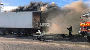 Incendio súbito de un camión carrozado en inmediaciones del aeropuerto de Sauce Viejo.