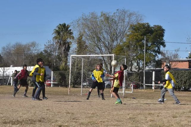 El Polideportivo tiene dos canchas de fútbol y funciona allí una escuela del deporte.