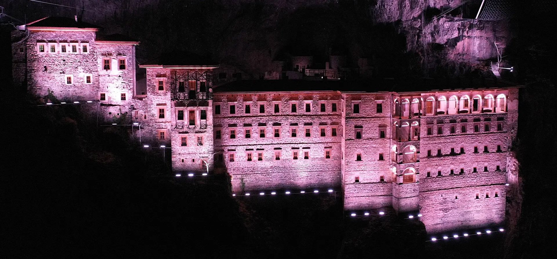 Trabzon, Turquía. El monasterio de Sumela se ilumina por la noche durante la temporada de invierno en Trabzon. El monasterio, que está incluido en la lista temporal de sitios del patrimonio mundial de la Unesco, fue reabierto para la práctica religiosa en 2010 después de una pausa de 88 años. Fotografía: Agencia Anadolu/Getty Images