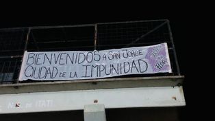 La sorpresiva aparición de pintadas callejeras enmarcan las actividades programadas por familiares, amigos, vecinos y organizaciones de defensa de los derechos de la mujer y disidencias.
