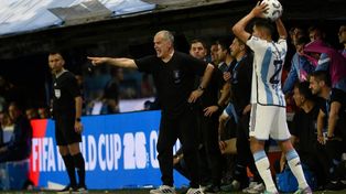 Es por acá.&nbsp;El Loco Bielsa ordena,&nbsp;con Molina a punto&nbsp;de sacar un lateral. Uruguay derrotó bien a Argentina.