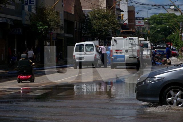 Hubo cortes de luz y desvíos en el tránsito por un caño roto en el microcentro