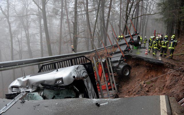 Un camión quedó atascado en un cráter de una carretera colapsada cerca de Kordel, estado federado de Renania-Palatinado, Alemania.