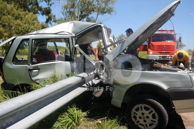 Chocó con un guardarrail que le atravesó el auto y sobrevivió Chocó con un guardarrail que le atravesó el auto y sobrevivió