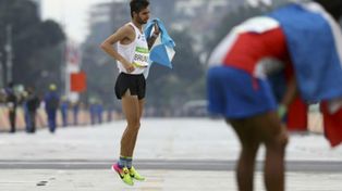 Así llegó Federico Bruno a la meta en Río por los calambres que sufría. Lucy Nicholson.&nbsp;