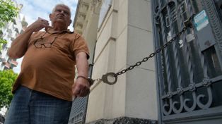 Exsuboficial del Ejército de Rosario volvió a encadenarse por la salud de su esposa con cáncer