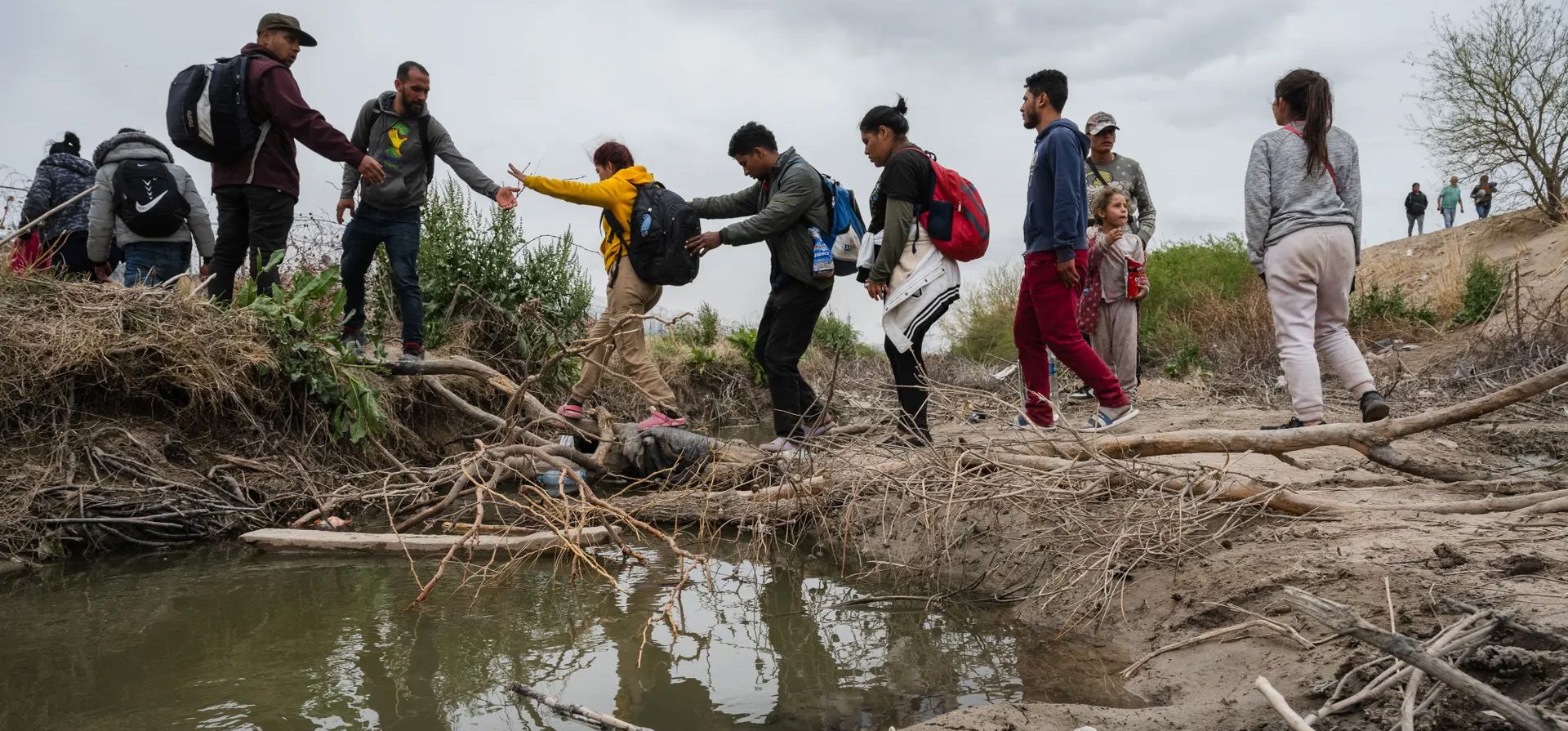 Un grupo de migrantes cruza la frontera de México hacia el lado estadounidense del Río Bravo. El miércoles, la Corte de Apelaciones del Quinto Circuito de Estados Unidos emitió una orden que impedía a Texas hacer cumplir su ley de inmigración SB4, que permitiría a los funcionarios estatales arrestar a personas sospechosas de estar ilegalmente en el país, Ciudad Juárez, México. Fotografía: Justin Hamel/Reuters Un grupo de migrantes cruza la frontera de México hacia el lado estadounidense del Río Bravo. El miércoles, la Corte de Apelaciones del Quinto Circuito de Estados Unidos emitió una orden que impedía a Texas hacer cumplir su ley de inmigración SB4, que permitiría a los funcionarios estatales arrestar a personas sospechosas de estar ilegalmente en el país, Ciudad Juárez, México. Fotografía: Justin Hamel/Reuters