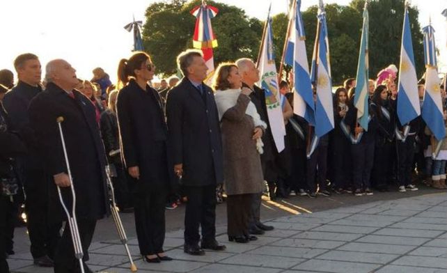 Macri preside el acto por el Día de la Bandera que empezó puntual en el Monumento