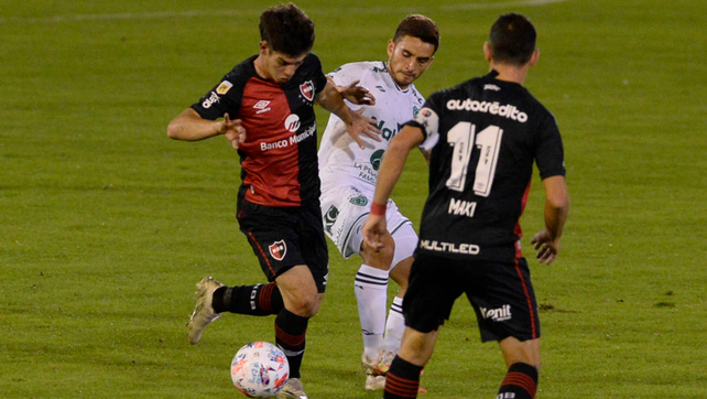 Cingolani defiende el balón en el partido ante Sarmiento de hace una semana. Cerca está Maxi