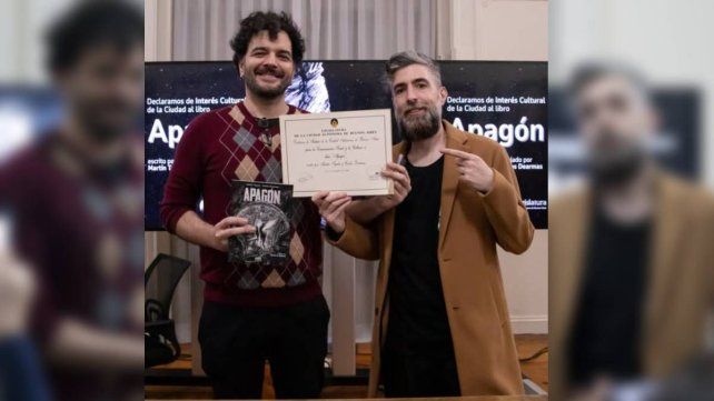 El dibujante Carlos Dearmas junto al guionista Martín Tejada. Ambos crearon Apagón.