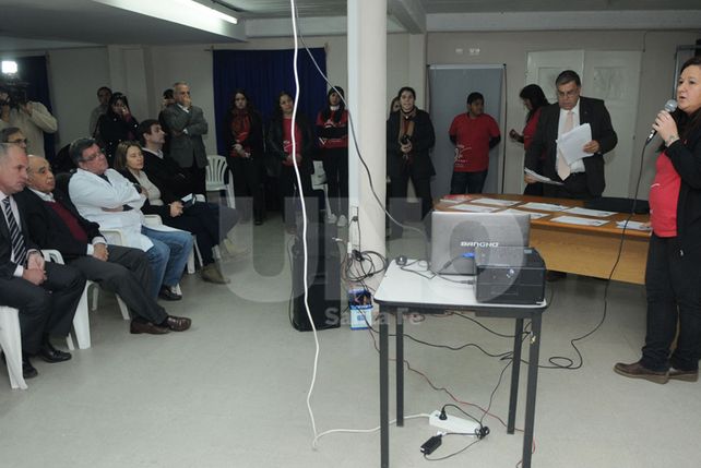 Durante el acto. Mónica Patiño expuso el trabajo de la fundación.