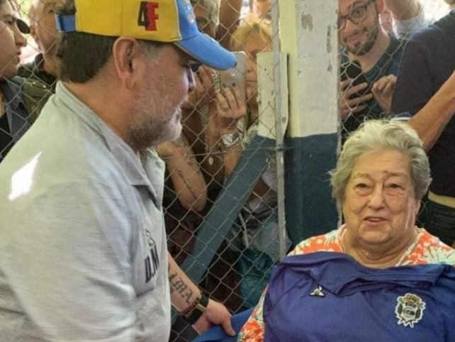 Diego Maradona le regaló una camiseta de Gimnasia y Esgrima autografiada a Hebe de Bonafini.&nbsp;