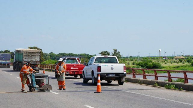 Los trabajos para reponer las juntas thormack en el puente sobre el Río Salado Los trabajos para reponer las juntas thormack en el puente sobre el Río Salado