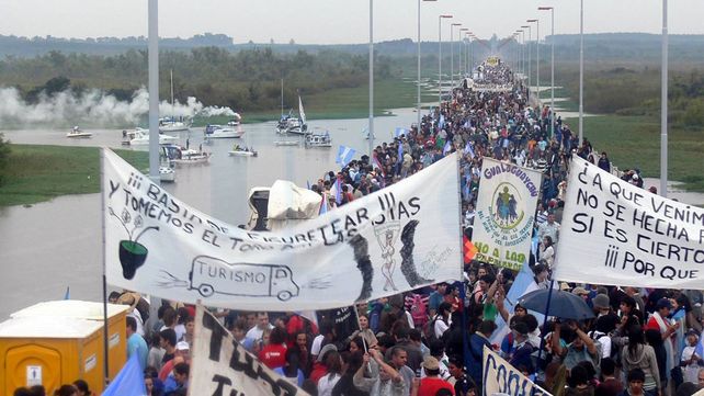 El pueblod e Gualeguaychú lleva 17 años protestando contra la papelera.