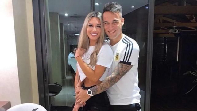 Lautaro Martínez junto a su pareja