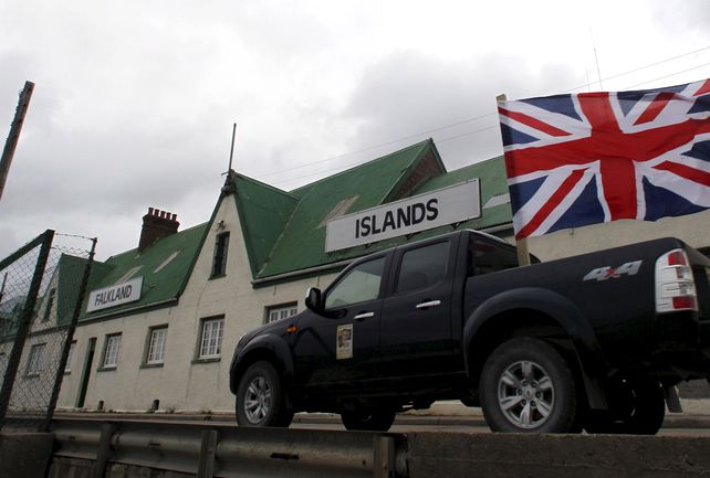 Imperio. Una postal de estos días de las Malvinas. Una camioneta 4x4 es decorada con la bandera de los ingleses.