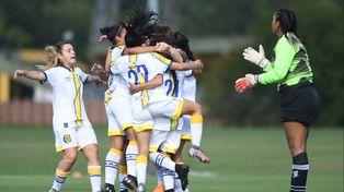 Gran celebración. Lara López acaba de convertir el gol del triunfo en el predio de la AFA en Ezeiza y todas las canallas lo festejan.