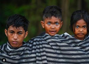 Mutación genética: tribu de Indonesia sorprende por sus ojos azules