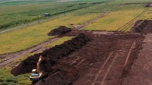 En las próximas semanas está previsto avanzar con el movimiento de suelo, la conformación de terraplenes, la construcción de alcantarillas transversales de hormigón para garantizar el escurrimiento del agua y el corrimiento de alambrados en los campos por donde pasará la traza.