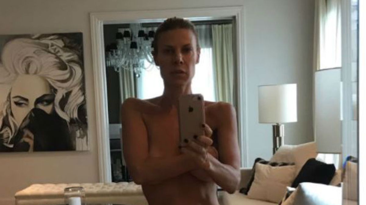 Karen Reichardt sorprendió con un topless caliente que dejó ver su silueta  a los 48 años