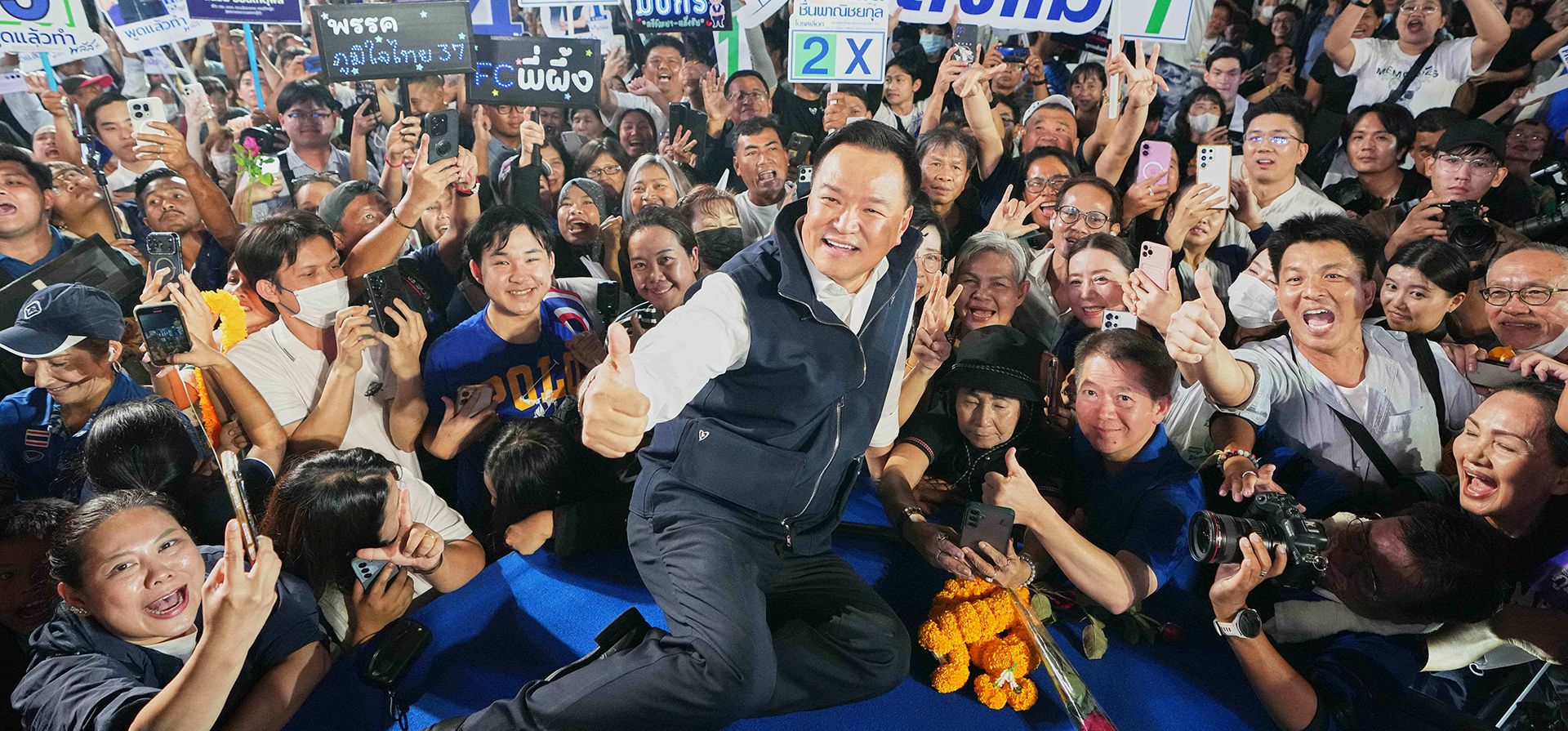 El primer ministro de Tailandia y líder del Partido Bhumjaithai, Anutin Charnvirakul (centro), asiste a una campaña electoral en Bangkok, Tailandia, el viernes 30 de enero de 2026. (Foto AP/Sakchai Lalit) El primer ministro de Tailandia y líder del Partido Bhumjaithai, Anutin Charnvirakul (centro), asiste a una campaña electoral en Bangkok, Tailandia, el viernes 30 de enero de 2026. (Foto AP/Sakchai Lalit)