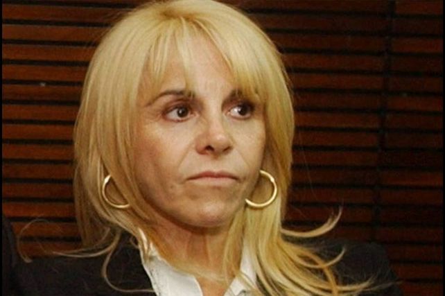 Claudia Villafañe reveló ayer que el ex astro futbolístico probó droga por primera vez cuando fue transferido del Barcelona al Nápoli de Italia.