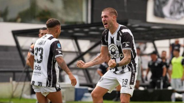 El ex Central Agustín Módica anotó el 2 a 2 parcial para Gimnasia de Mendoza. Mal resultado para Newells.