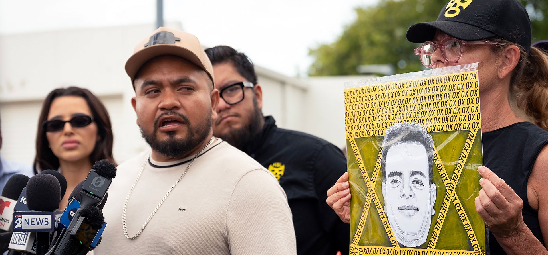 Rodolfo Parra, hermano de Miguel Parra-Hernández, habla con los medios de comunicación el lunes 12 de octubre de 2026, cerca del lugar —en Clay Road, próximo a la carretera Texas 6 en Houston— donde Parra-Hernández fue atropellado por agentes de ICE tras huir de una camioneta que perseguía a otro hombre. (Jill Karnicki/Houston Chronicle vía AP) Rodolfo Parra, hermano de Miguel Parra-Hernández, habla con los medios de comunicación el lunes 12 de octubre de 2026, cerca del lugar —en Clay Road, próximo a la carretera Texas 6 en Houston— donde Parra-Hernández fue atropellado por agentes de ICE tras huir de una camioneta que perseguía a otro hombre. (Jill Karnicki/Houston Chronicle vía AP)