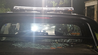 La luneta trasera del patrullero destruida por el disparo con un arma casera&nbsp;