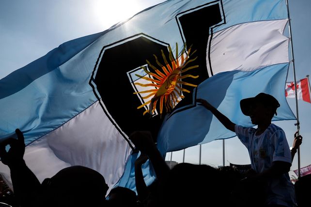 Hinchas argentinos realizaron un banderazo para darle apoyo a la selección nacional