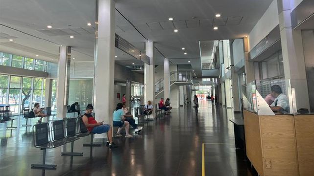 La guardia del Hospital Clemente Alvarez. El hombre implicado en la mortal balacera de Centeno y Ayacucho llegó anoche herido y dio un nombre falso para que lo atendieran.&nbsp; 
