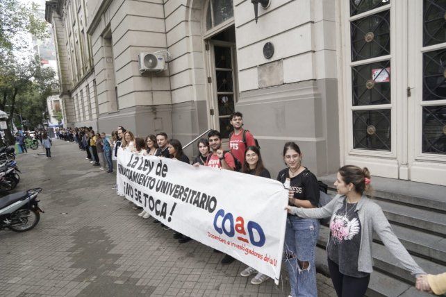 Coad organizó un abrazo simbólico en reclamo de la ley de financiamiento universitario.