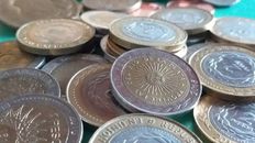 La numismática ofrece la muy codiciada moneda de $ 1 acuñada durante el menemismo con un error en el texto a cifras que llegan a los $ 15.000. La numismática ofrece la muy codiciada moneda de $ 1 acuñada durante el menemismo con un error en el texto a cifras que llegan a los $ 15.000.